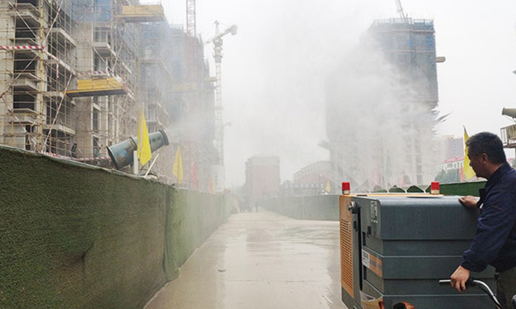 電動高壓沖洗車噴霧作業(yè) 百易長青高壓沖洗車的噴霧抑塵效果.jpg