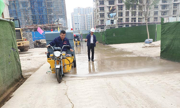 高壓清洗車沖洗路面 百易長青高壓沖洗車快速路面沖洗.jpg