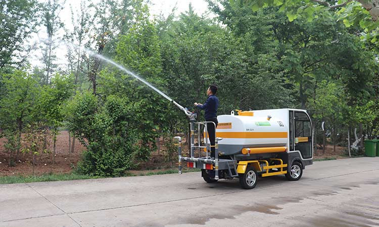 遠距離高壓噴水作業 電動四輪灑水車