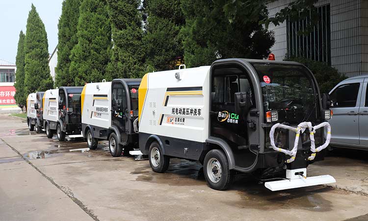 北京環衛公司引進四輪多功能高壓沖洗車，用于道路快速保潔