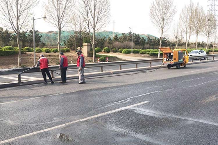 護欄沖洗現場 環衛高壓沖洗車