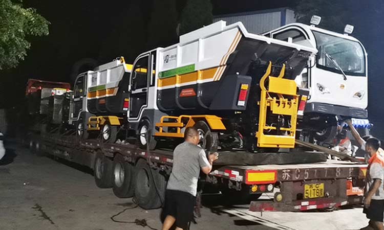 后掛式垃圾清運車裝車發貨現場 電動環衛垃圾清運車