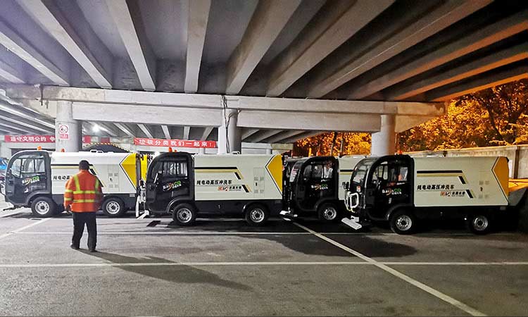 四輪高壓清洗車停放整齊 小型高壓清洗車