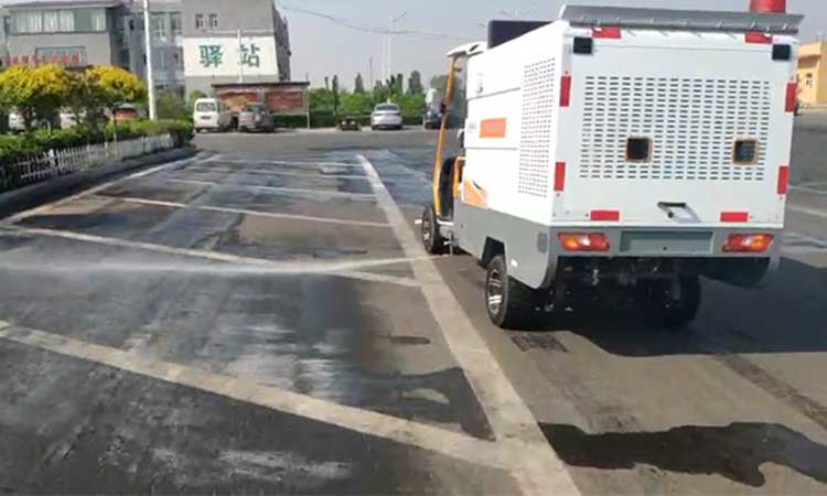 四輪高壓清洗車高速服務區工作 小型四輪高壓清洗車