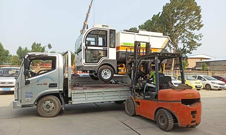 四輪環(huán)衛(wèi)垃圾清運(yùn)車裝車現(xiàn)場(chǎng) 小型四輪電動(dòng)垃圾車