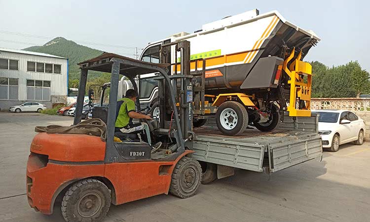 電動(dòng)垃圾車裝車現(xiàn)場(chǎng) 后掛式垃圾清運(yùn)車