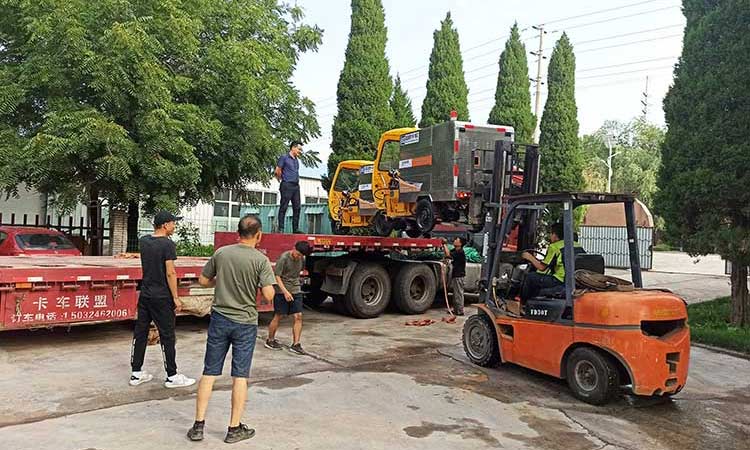 高壓清洗車裝車發(fā)貨現(xiàn)場(chǎng) 人行道高壓清洗車