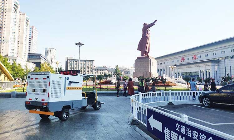 小型多功能高壓清洗車車站廣場作業中 小型電動高壓清洗車