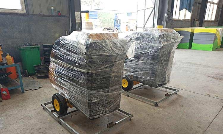 小型手推式樹葉收集器裝配完畢等待發貨