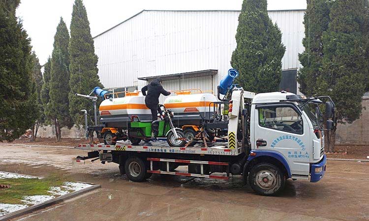 三輪霧炮灑水車裝車中 環衛霧炮灑水車