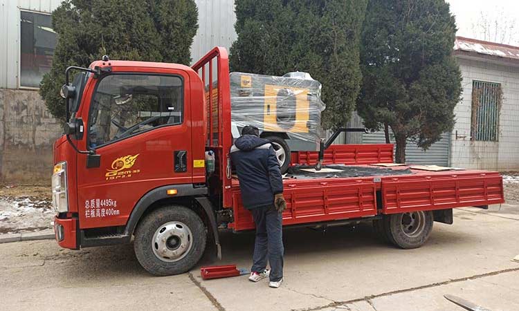 拖掛式樹葉收集器裝車中 樹葉收集器