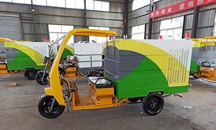 環(huán)衛(wèi)公司訂購小型三輪高溫高壓清洗車組裝發(fā)貨