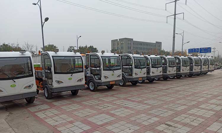 四輪垃圾清運(yùn)車(chē)交接現(xiàn)場(chǎng) 背掛式垃圾清運(yùn)車(chē)