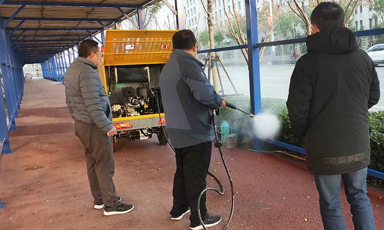 小型高壓清洗車現場作業 高壓清洗車