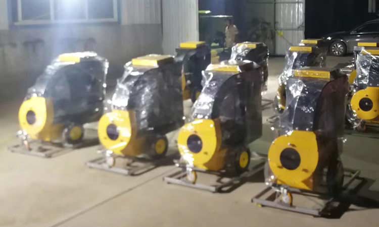 吸葉機(jī)打包完成準(zhǔn)備裝車 園林樹(shù)葉收集器