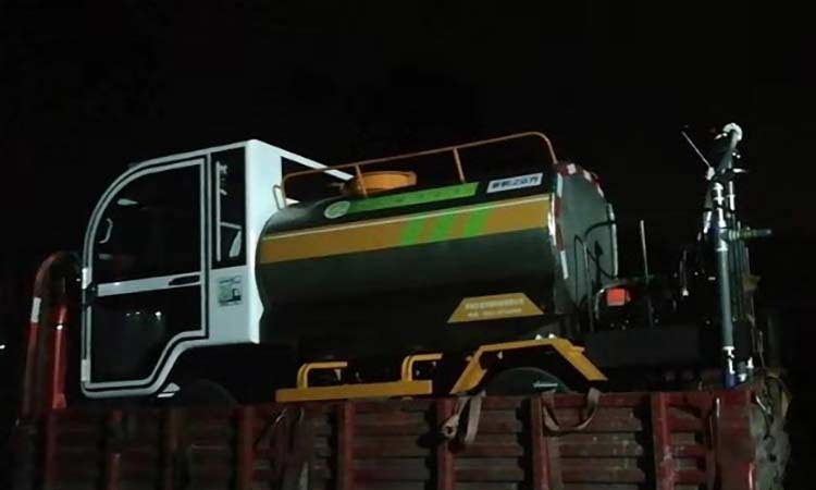 四輪電動灑水車準備發車 電動灑水車