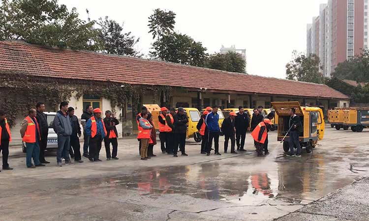 三輪環(huán)衛(wèi)多功能高壓清洗車現(xiàn)場培訓(xùn) 小型高壓清洗車