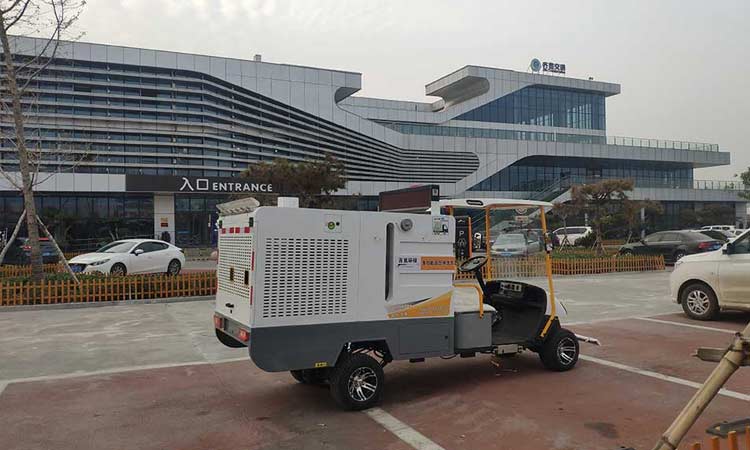 四輪多功能高壓清洗車到貨現(xiàn)場 環(huán)衛(wèi)高壓清洗車