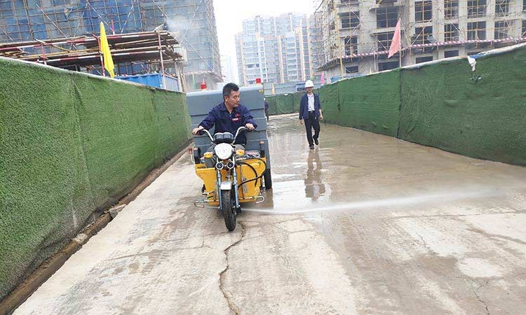 高壓清洗車工作現場 三輪電動高壓清洗車