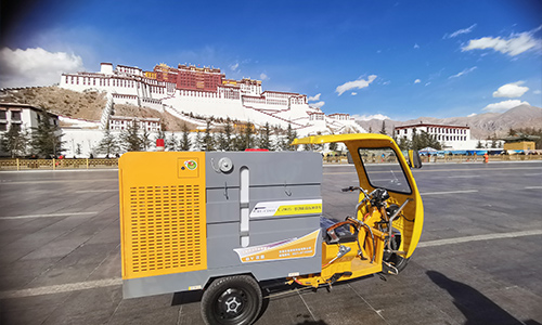 西藏拉薩市購(gòu)進(jìn)多功能三輪高壓清洗車讓布達(dá)拉宮周邊道路環(huán)境治理進(jìn)入機(jī)械化時(shí)代