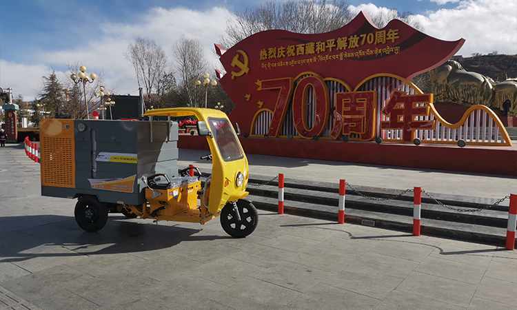 多功能高壓清洗車(chē)布達(dá)拉宮清掃作業(yè) 三輪高壓清洗著車(chē)