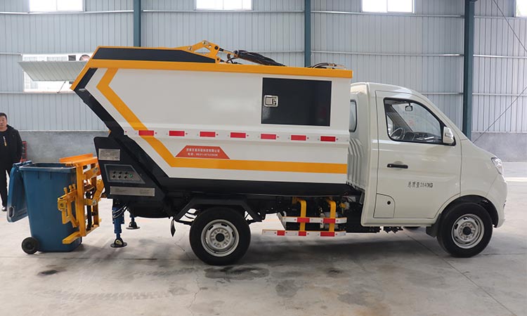 后裝式垃圾清運車 四輪電動垃圾清運車.jpg