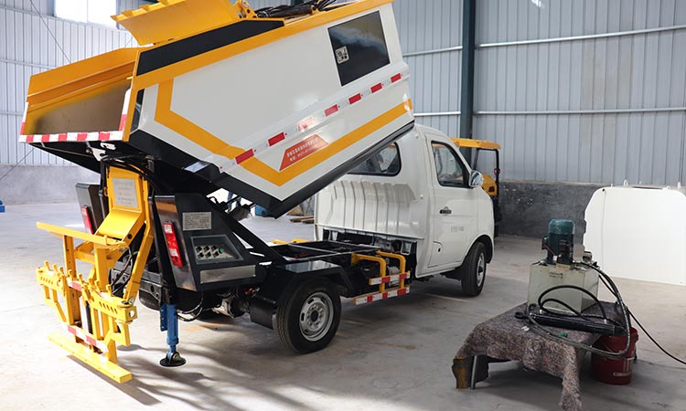 可上牌純電動(dòng)后裝式四輪垃圾清運(yùn)車(chē)