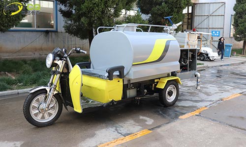 小型三輪灑水車,解決校園飛絮防疫問題