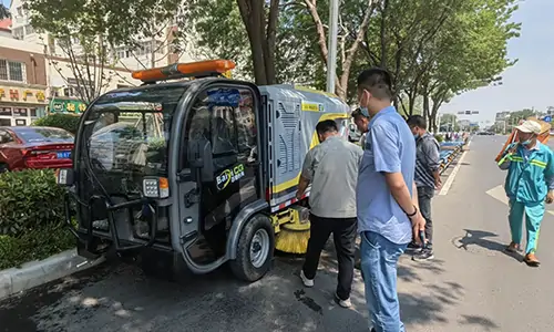 近日發往青島的小型電動洗掃車客戶試車體驗
