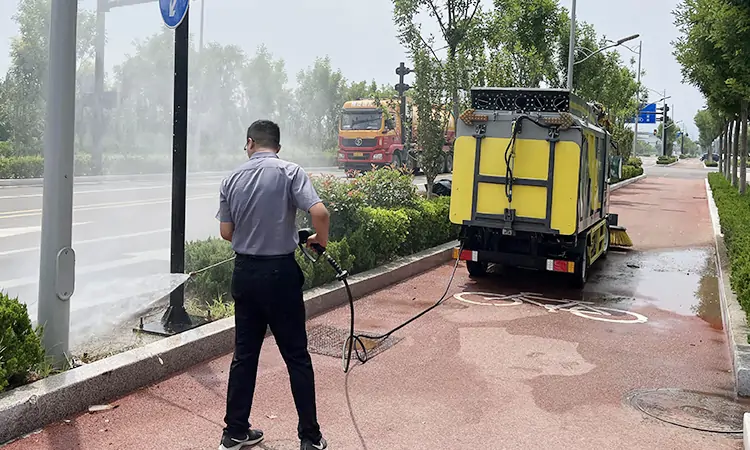 大型樹(shù)葉收集車 大型樹(shù)葉收集車