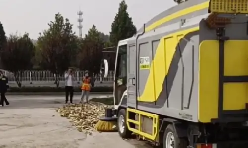 大型樹葉收集車讓秋季樹葉收集不在成為環衛部門難題