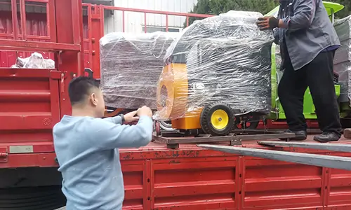 某環衛定制的高壓清洗車，吸葉機正在裝車準備發貨