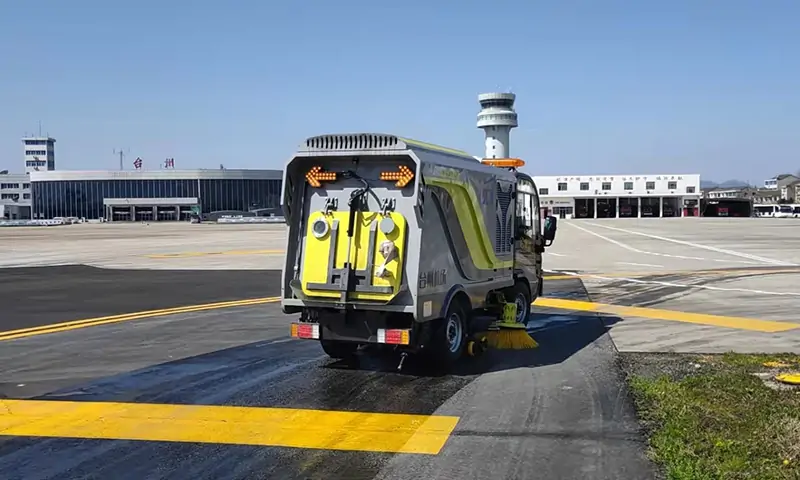 小型純電動洗掃車機場路面保潔養護,搭載智慧環衛大數據運維平臺,后臺遠程監控!