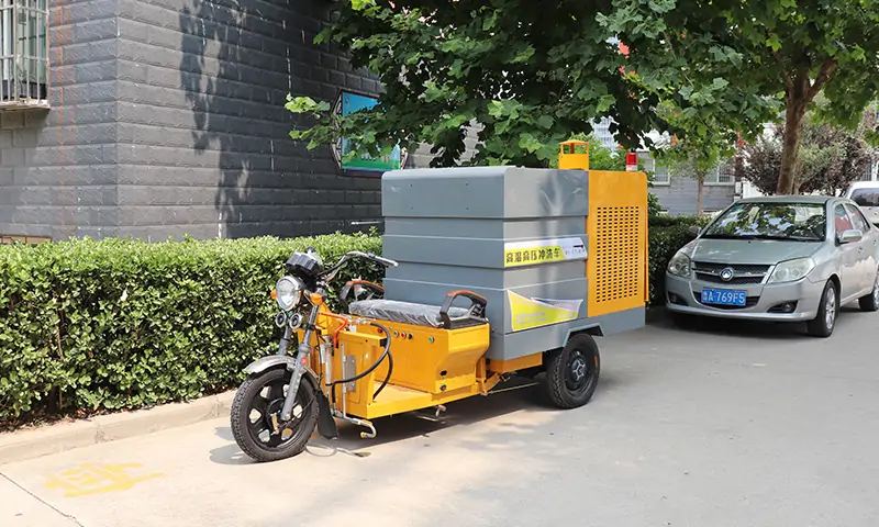 小型高溫高壓沖洗車工作原理?商業街油漬路面與井蓋清洗