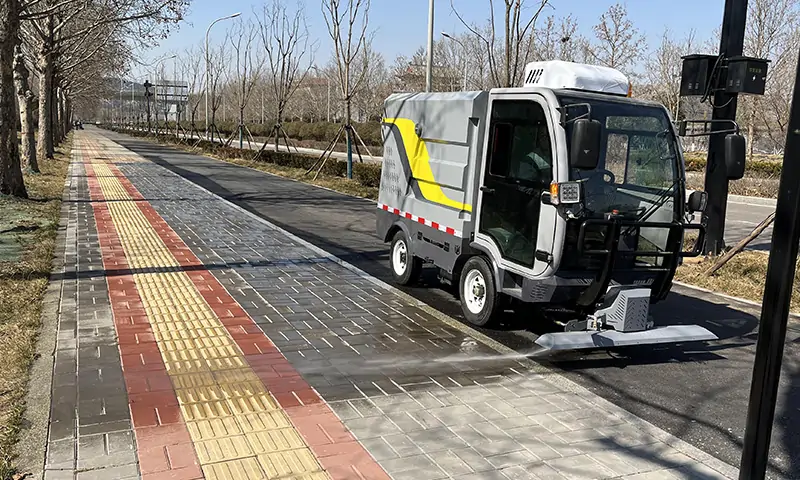 每年花幾十萬塊錢雇人做環衛,為啥不選擇幾萬塊錢采購設備?一車代替六名人工!