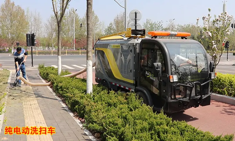 機場、學校、景區等路面清理效果一直不好?小型清潔設備廠家給您一個建議!