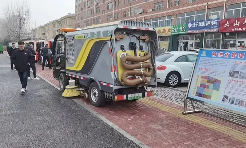 純電動洗掃車現場試車,人行道路面洗掃引起關注,行人連連夸贊!