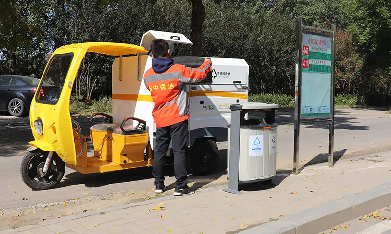 兩分類垃圾清運車，小巧身姿，操作靈活，應用廣泛！現(xiàn)場試車備受關注！