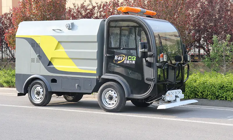 四輪多功能高壓清洗車!專項治理物業小區、景區、商業街道路面衛生治理!