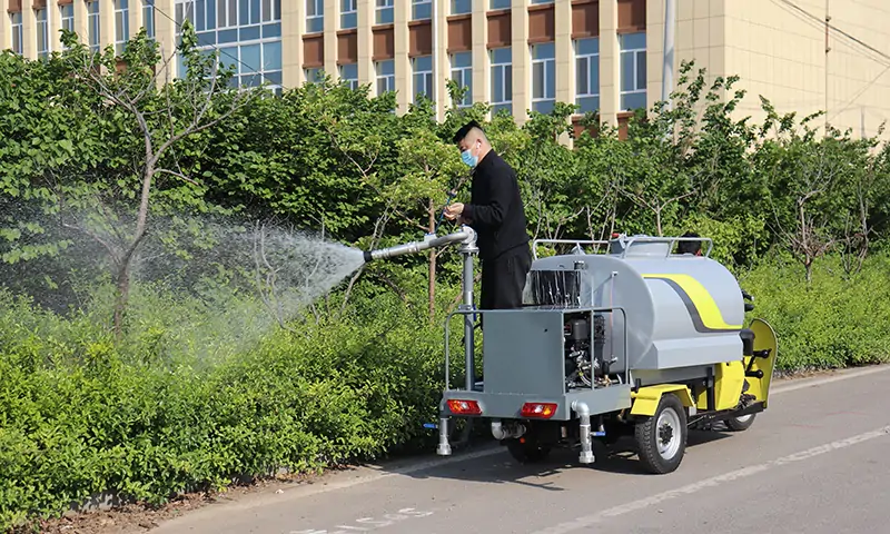 三輪純電動灑水車小區道路養護,治理春季揚塵衛生治理,純電動更環保!