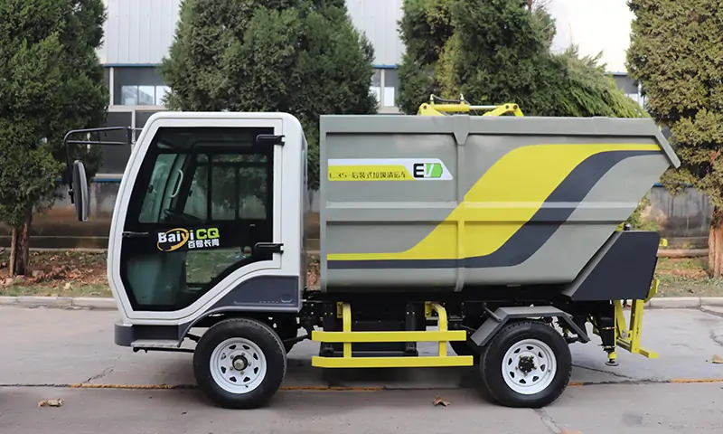 后裝式垃圾清運車，解決商業(yè)街道，景區(qū)園林垃圾轉(zhuǎn)運難題，一鍵控制，簡單快捷！