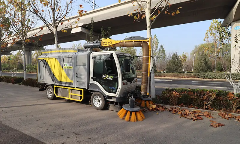 落葉收集大挑戰!秋季落葉收集專用車!純電動更環保,大容量垃圾箱滿足多場地需求!