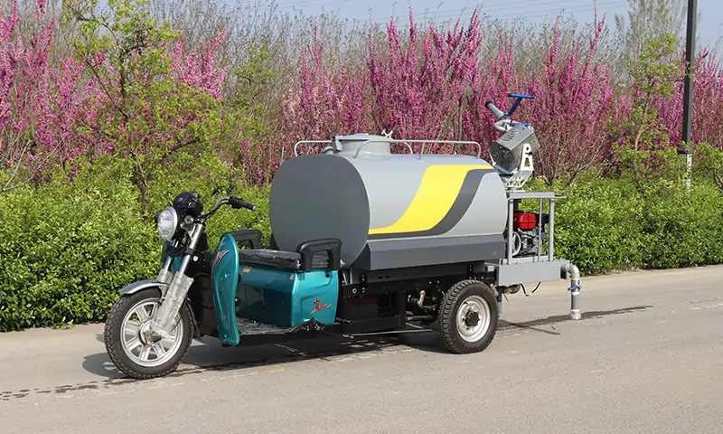 三輪灑水車,別看它小,用處可不少:霧炮、灑水、高炮樣樣齊全,景區物業工地都能使用!
