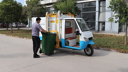 側裝式垃圾清運車BY-L25操作環(huán)境