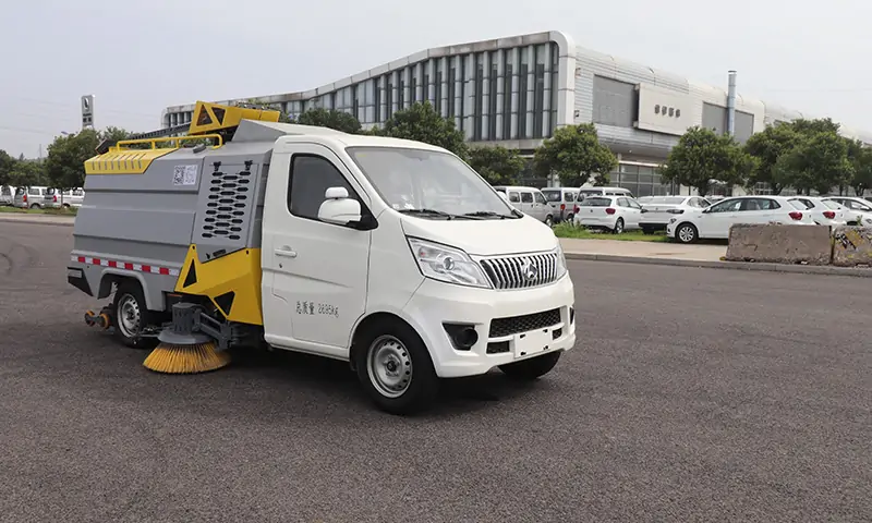 純電動(dòng)可上牌洗掃車(chē):革新城市清潔的未來(lái)