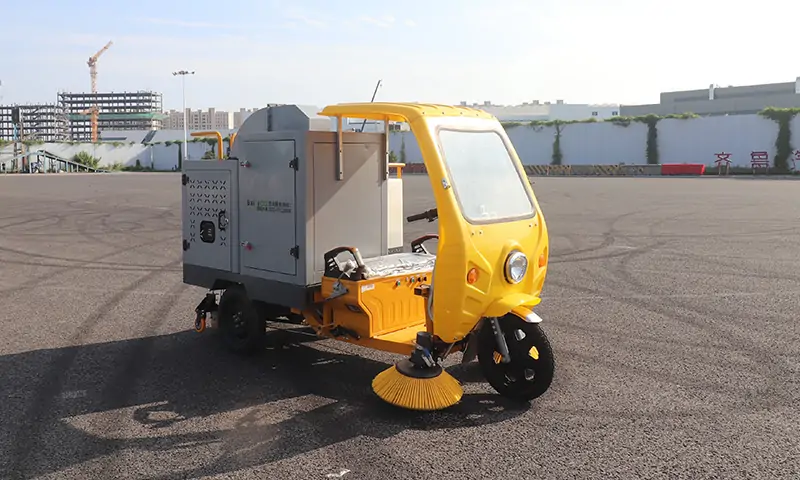 高效便捷的三輪駕駛式樹葉收集車:秋季落葉收集新選擇