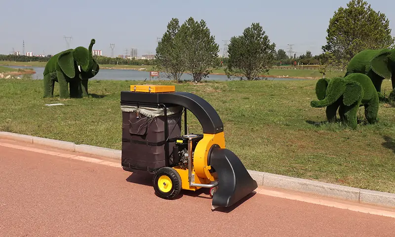 手推式自驅動吸葉機:綠化帶清掃的簡單快捷利器