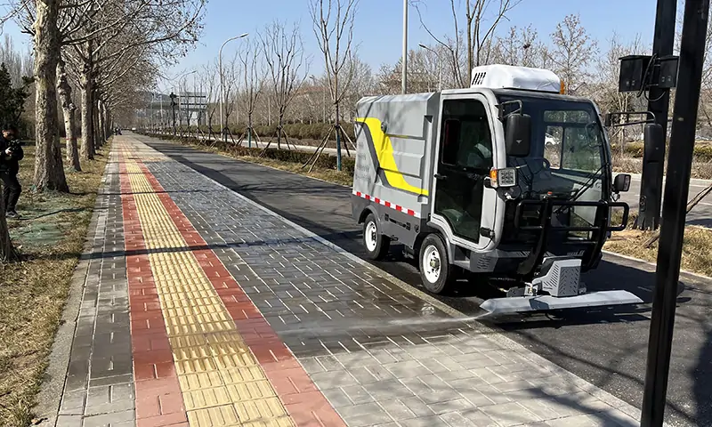 四輪多功能高壓沖洗車:環衛革命的綠色力量