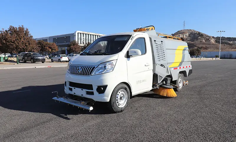現(xiàn)代城市環(huán)衛(wèi)利器——純電動(dòng)洗掃車(chē)