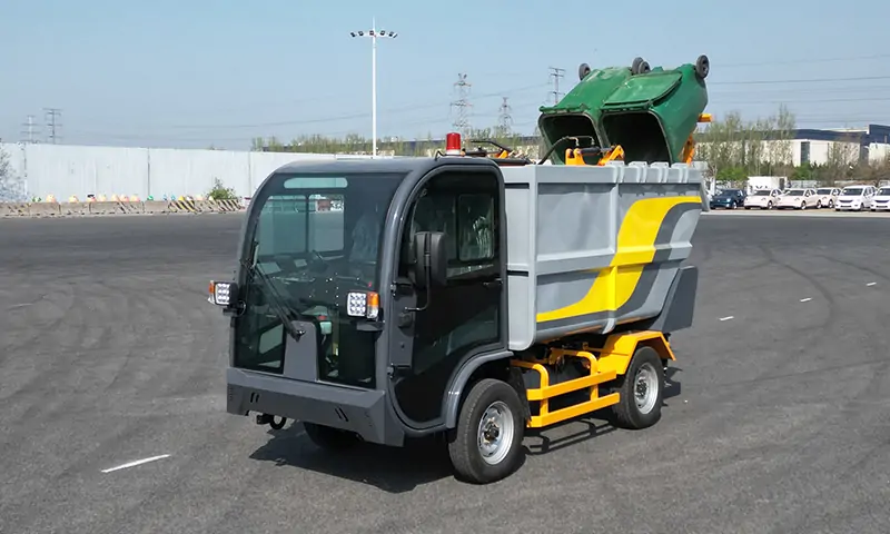 新款后裝式垃圾清運車：物業(yè)景區(qū)道路垃圾桶垃圾轉(zhuǎn)運的專業(yè)設備